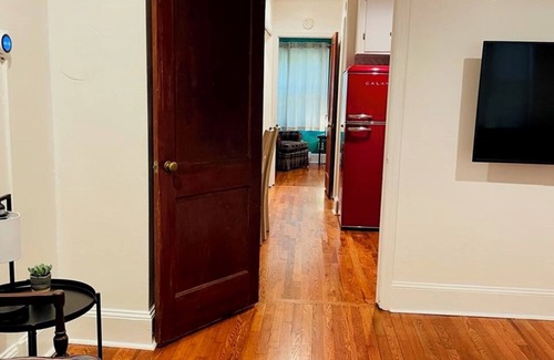 Enderly Park House | Plaid Pad - Stylish Modern Couples Retreat 12 mins to Airport & Downtown