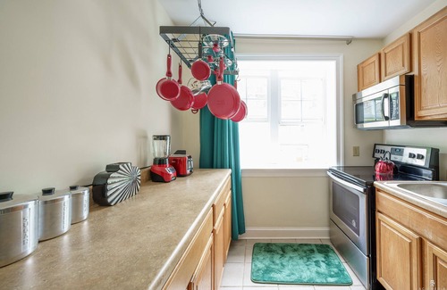Central Newport News Apartment | PLAYFUL LOFT IN THE 1st HISTORIC USA NEIGHBORHOOD