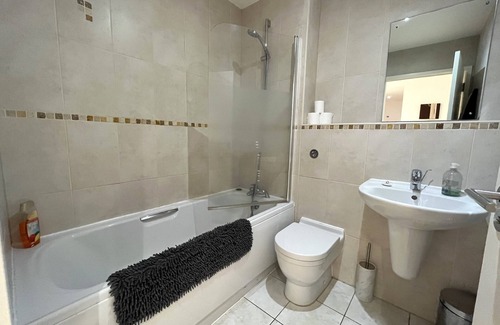 Wakefield Apartment | Plush 2 Bedroom Apartment Close to Wakefield City Centre