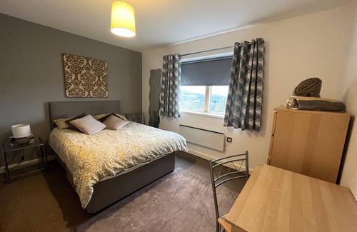 Wakefield Apartment | Plush 2 Bedroom Apartment Close to Wakefield City Centre