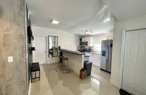 Seybold House | Plush Modern 2 BD Home with Jacuzzi Near Wynwood-Design District