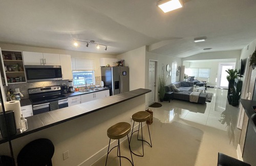 Seybold House | Plush Modern 2 BD Home with Jacuzzi Near Wynwood-Design District