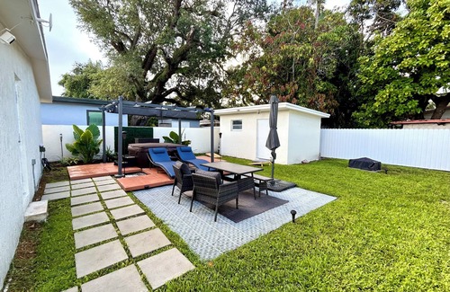 Seybold House | Plush Modern 2 BD Home with Jacuzzi Near Wynwood-Design District
