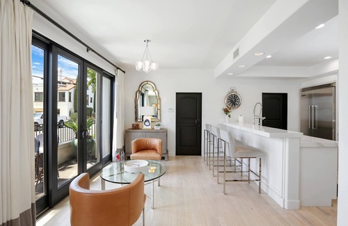 Corona del Mar House | Poinsettia Palms | Chic & Luxe Patio Near Beach