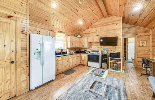 Pompeys Pillar Cabin | Pond Access & Deck: Peaceful Ballantine Getaway!