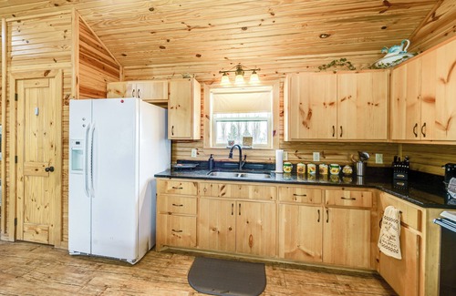 Pompeys Pillar Cabin | Pond Access & Deck: Peaceful Ballantine Getaway!