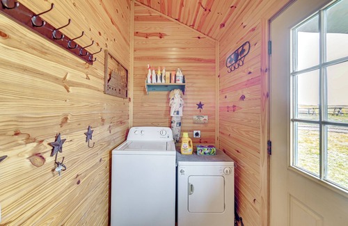 Pompeys Pillar Cabin | Pond Access & Deck: Peaceful Ballantine Getaway!