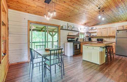 White Cottage Cabin | Pond & Fire Pit: Charming Log Cabin near Blue Rock