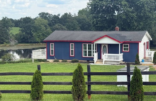 Greer House | Pond View provides a quiet privacy just 8 minutes from the airport.