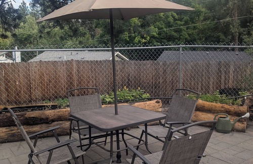 West Spokane House | Ponderosa patio with AC, WiFi, mins from airport, downtown & arboretum