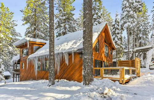Truckee House | Ponderosa Pines - Custom 3 BR - Pet Friendly Private Hot Tub - Ski Shuttle