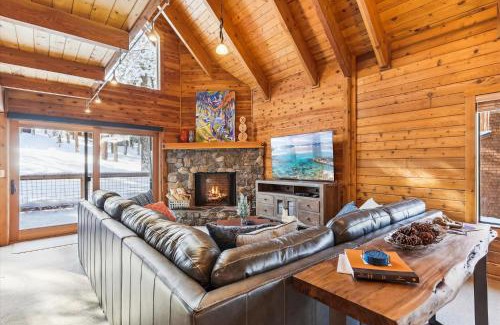 Truckee House | Ponderosa Pines - Custom 3 BR - Pet Friendly Private Hot Tub - Ski Shuttle