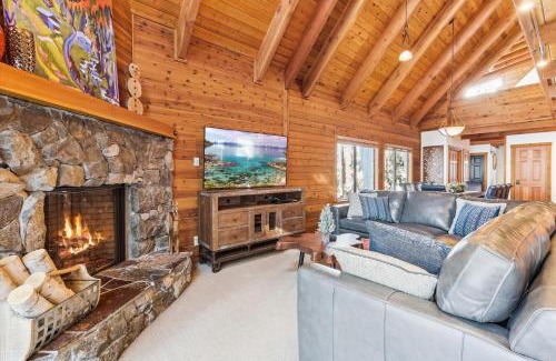 Truckee House | Ponderosa Pines - Custom 3 BR - Pet Friendly Private Hot Tub - Ski Shuttle