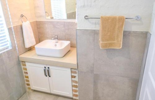 Parys Apartment | Pont de Val Riverside accommodation