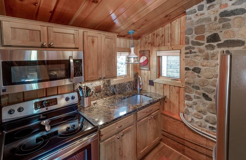 Pequot Lakes Cabin | PONTOON BOAT INCLUDED early May thru early October. Quaint cabin on Sibley Lake.