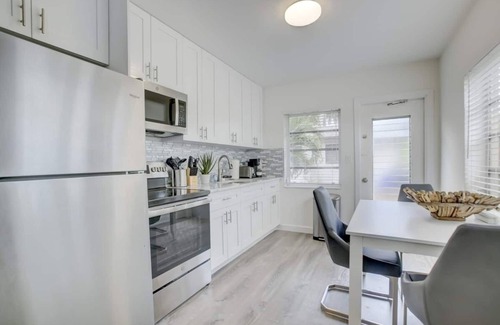 Middle River Terrace Apartment | Pool Access ~ Free Parking ~ Smart TV ~ Wifi