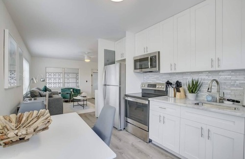 Middle River Terrace Apartment | Pool Access ~ Free Parking ~ Smart TV ~ Wifi