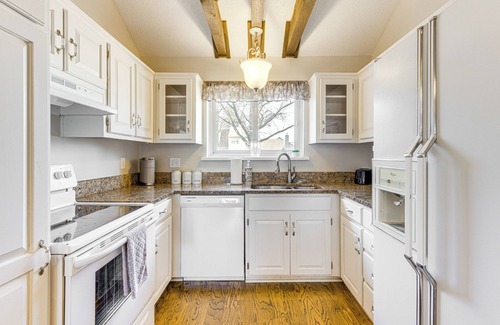 Gladstone House | Pool Access & Private Fire Pit: Kansas City Gem!