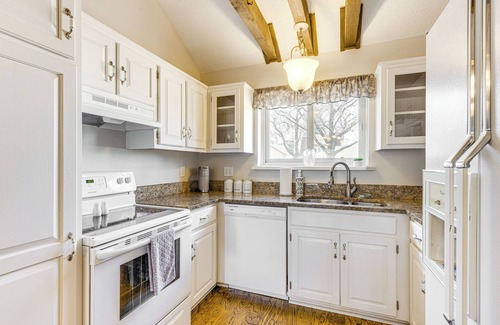 Gladstone House | Pool Access & Private Fire Pit: Kansas City Gem!