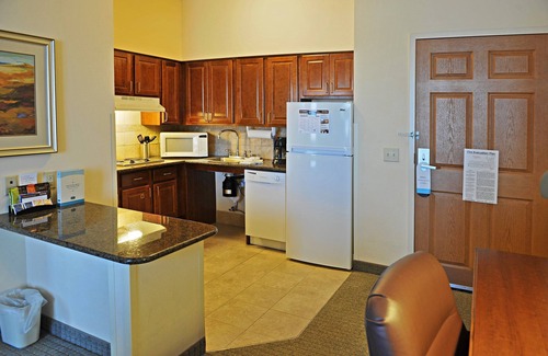 Oconomowoc Condo | Pool. Gym. Your Next Trip!