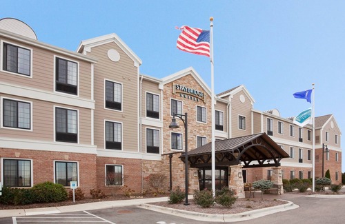 Oconomowoc Condo | Pool. Gym. Your Next Trip!