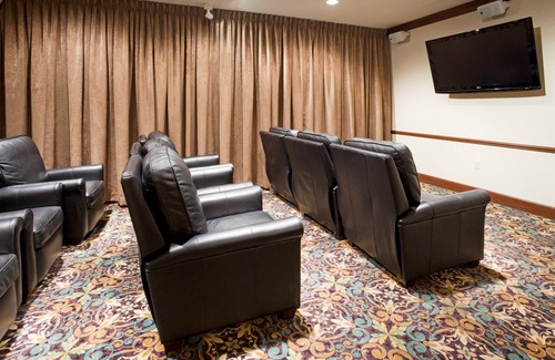 Oconomowoc Condo | Pool. Gym. Your Next Trip!