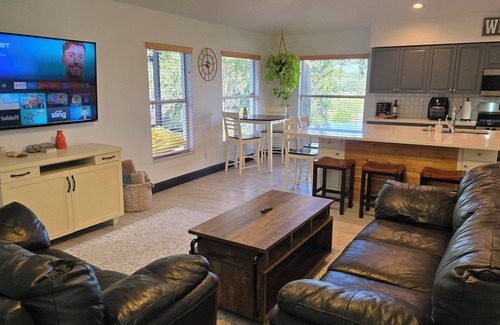 Minneola House | Pool + Heated spa Family friendly King suite Oasis