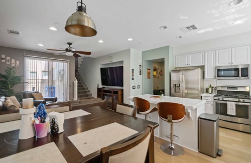 Santa Clarita House | Pool & Hot Tub Retreat 12 mins from Magic Mountain