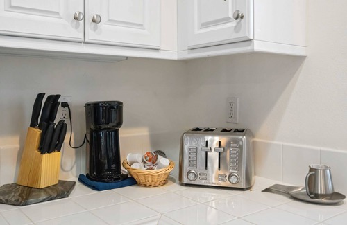 Santa Clarita House | Pool & Hot Tub Retreat 12 mins from Magic Mountain