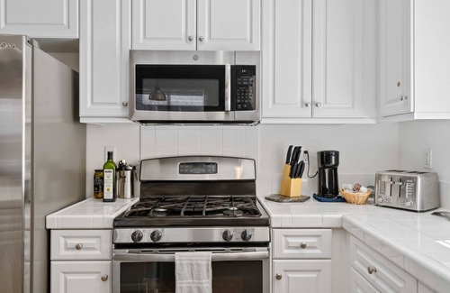 Santa Clarita House | Pool & Hot Tub Retreat 12 mins from Magic Mountain