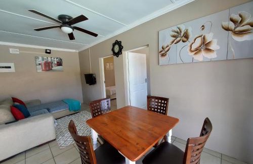 Umtentweni House | Poolside Guest House