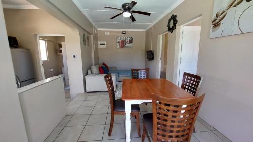 Umtentweni House | Poolside Guest House