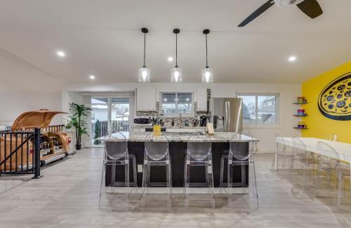 South Westminster House | Pop Art Oasis with Karaoke Mini Golf Hot Tub and Pool