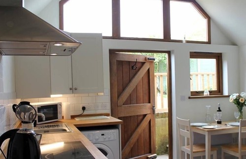 Downton Cottage | POP'S BARN, pet friendly, with a garden in Downton, Wiltshire