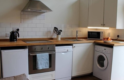 Downton Cottage | POP'S BARN, pet friendly, with a garden in Downton, Wiltshire