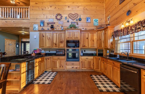 Frank Cabin | Porridge Pot - Log cabin with hot tub and arcade near Marion and Banner Elk!