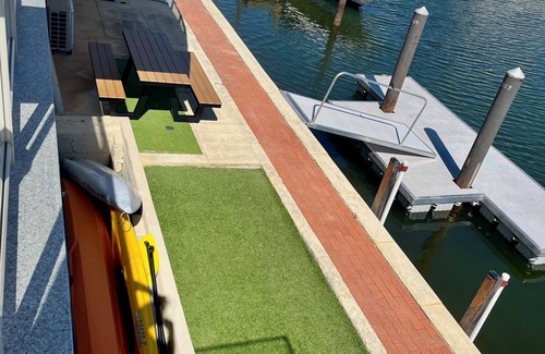 Wannanup House | Port Bouvard Escape – large canal home with private jetty