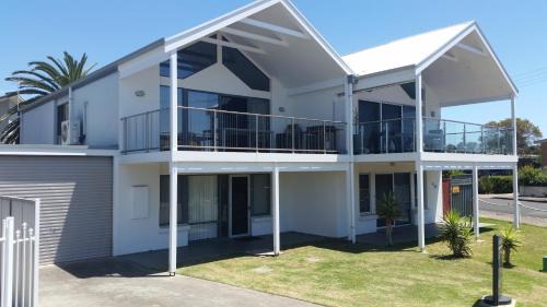 Port Elliot House | Port Elliot Beachcomber on Horseshoe Bay linen included spotless