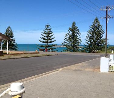 Port Elliot House | Port Elliot Beachcomber on Horseshoe Bay linen included spotless