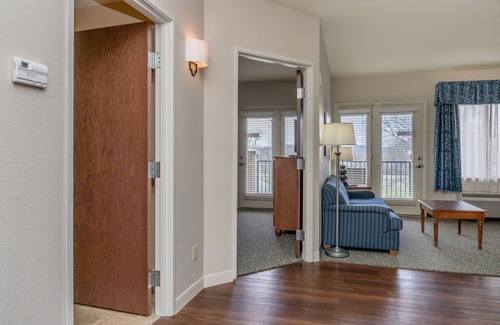 Kimberling City Hotel | Port of Kimberling Marina & Resort