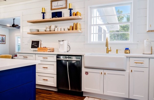 Port Royal House | Port Of The Royal - 2 Minutes from Parris Island, 5 Minute WALK to Restaurants.