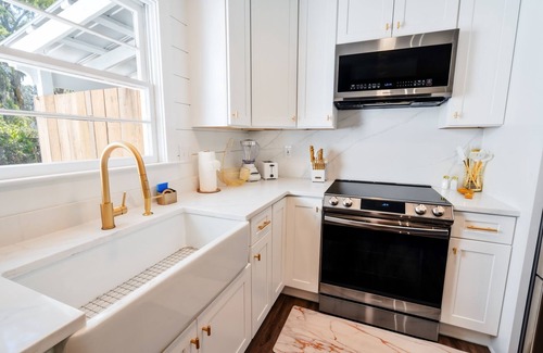 Port Royal House | Port Of The Royal - 2 Minutes from Parris Island, 5 Minute WALK to Restaurants.