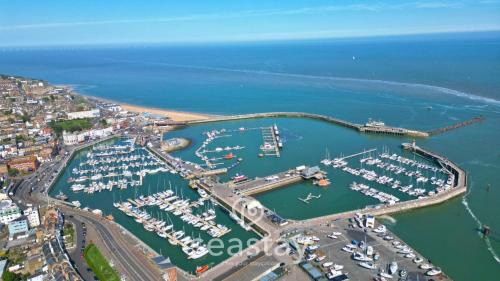 Ramsgate House | Port View Elegance & Splendour, Seaview & Parking