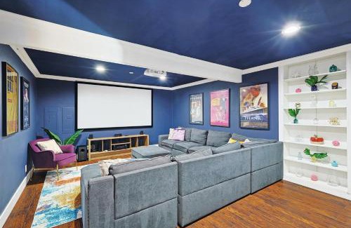 Grand Prairie House | Posh 5BD w Pool Hot Tub Cinema Patio Foosball