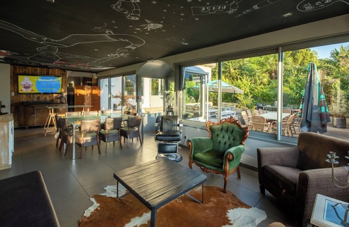 Aix-les-Bains Hotel | Pour 19 Personnes : 9 Chambres + bar + Sonorisation + Terrasses + Jeux D'enfants