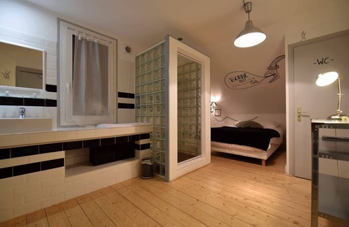 Aix-les-Bains Hotel | Pour 19 Personnes : 9 Chambres + bar + Sonorisation + Terrasses + Jeux D'enfants