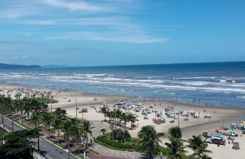 Maracana Apartment | Prédio com piscina na cobertura frente ao mar, apartamento para até 6 pessoas e 3 crianças até 8 anos, churrasqueira na sacada, Wi-Fi grátis, NÃO oferecemos roupas de cama e banho, 1 vaga de garagem, na Praia Grande-Vila Mirim