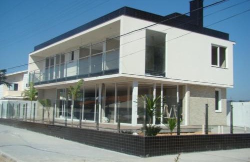 Palhoca House | Praia da Pinheira, alto padrão, 5 dormitórios, 4 BWC, climatizada 150 m praia