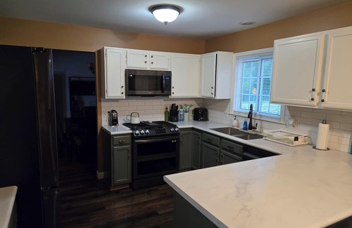 Gurnee House | Premier 4BR/2.5BA Home: Across from Great Wolf Lodge & Mins to Six Flags, I-94!