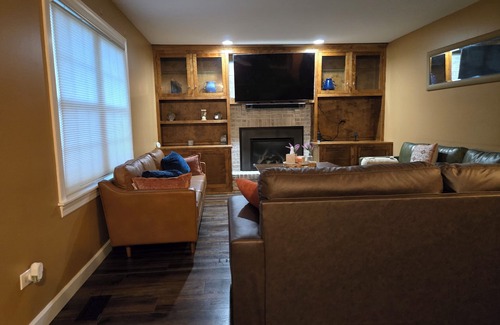 Gurnee House | Premier 4BR/2.5BA Home: Across from Great Wolf Lodge & Mins to Six Flags, I-94!